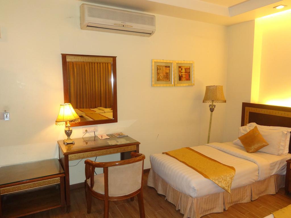 Hotel Picasso Paschim Vihar Delhi - Couple Friendly Local Ids Accepted Værelse billede